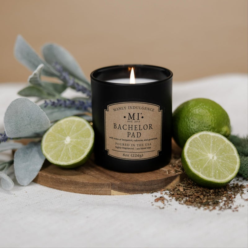 مانلي إندولجينس شمعة معطرة من Manly Indulgence Bachelor Pad من القطن الفتيل الفاخر من مزيج الصويا الأبيض والشمع الأبيض لمدة 45 ساعة، شمعة سوداء غير لامعة للمنزل وصندوق هدايا للرجال 8 أونصة - سكب الولايات المتحدة الأمريكية - Image 3